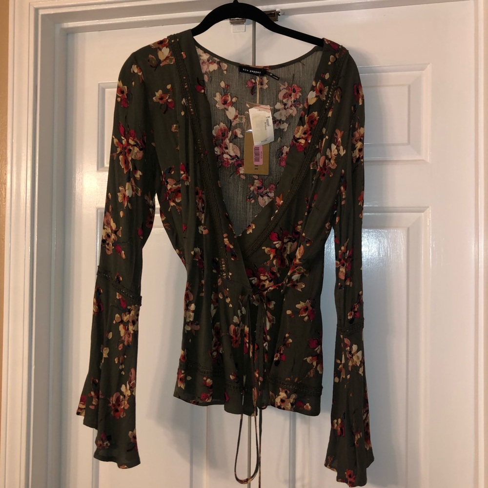 NWT Blu Pepper Olive green floral top from Dillard’s size medium new with tags